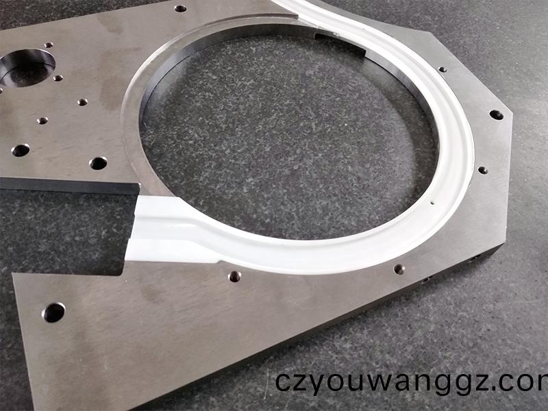 得人(ren)精(jing)工(gong)爲(wei)電子(zi)行業提(ti)供(gong)吸(xi)嘴(zui)、颳刀、測(ce)試(shi)平(ping)檯(tai)、分選盤等(deng)