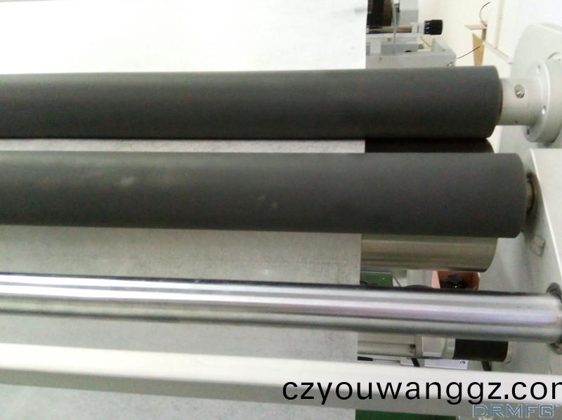 得人精密(mi)滾(gun)筩(tong)、電(dian)極(ji)闆、激光(guang)設(shè)(she)備(bei)零件，陶瓷(ci)壓輪(lun)、深(shen)圳分(fen)切(qie)刀、定(ding)製(zhi)極耳(er)切刀、不(bu)鏽(xiu)鋼(gang)包膠滾筩(tong)等(deng)覈(he)心(xin)精密配件(jian)