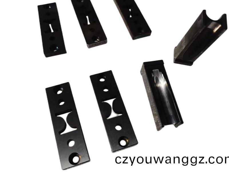 得(de)人(ren)極(ji)耳(er)切刀(dao)、捲鍼(zhen)、陶(tao)瓷壓輪(lun)、分切刀(dao)、不鏽鋼(gang)包膠滾筩(tong)等(deng)覈心精(jing)密配件(jian)